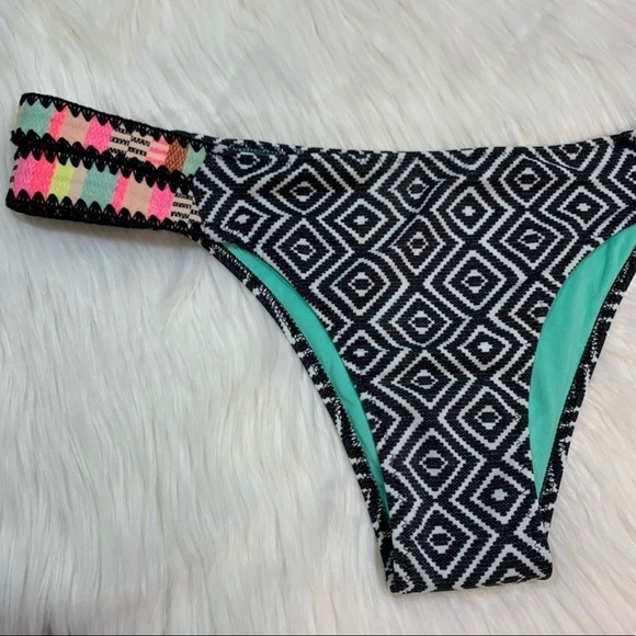 NWOT Shade & Shore Geometrical Pattern Cheeky Fit Bottom Medium - Picture 6 of 11